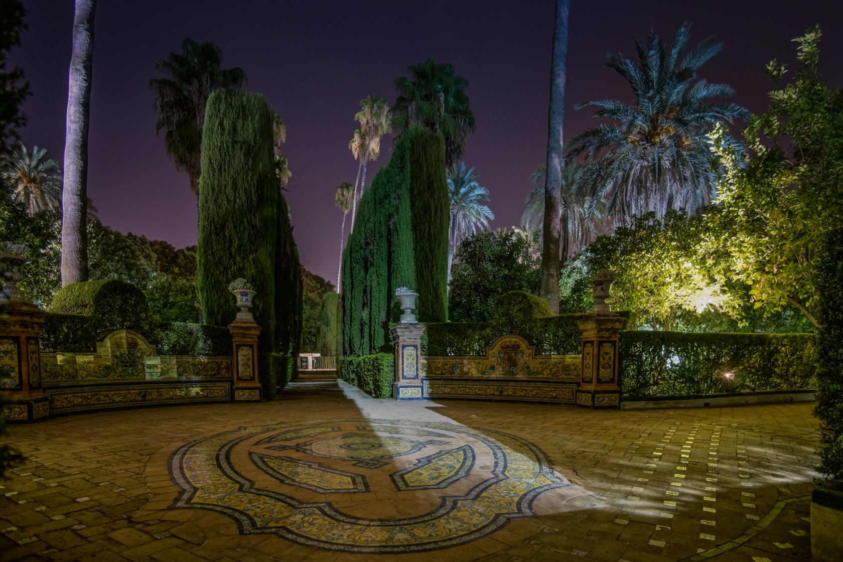 Glorieta con azulejos entre la exuberante vegetación